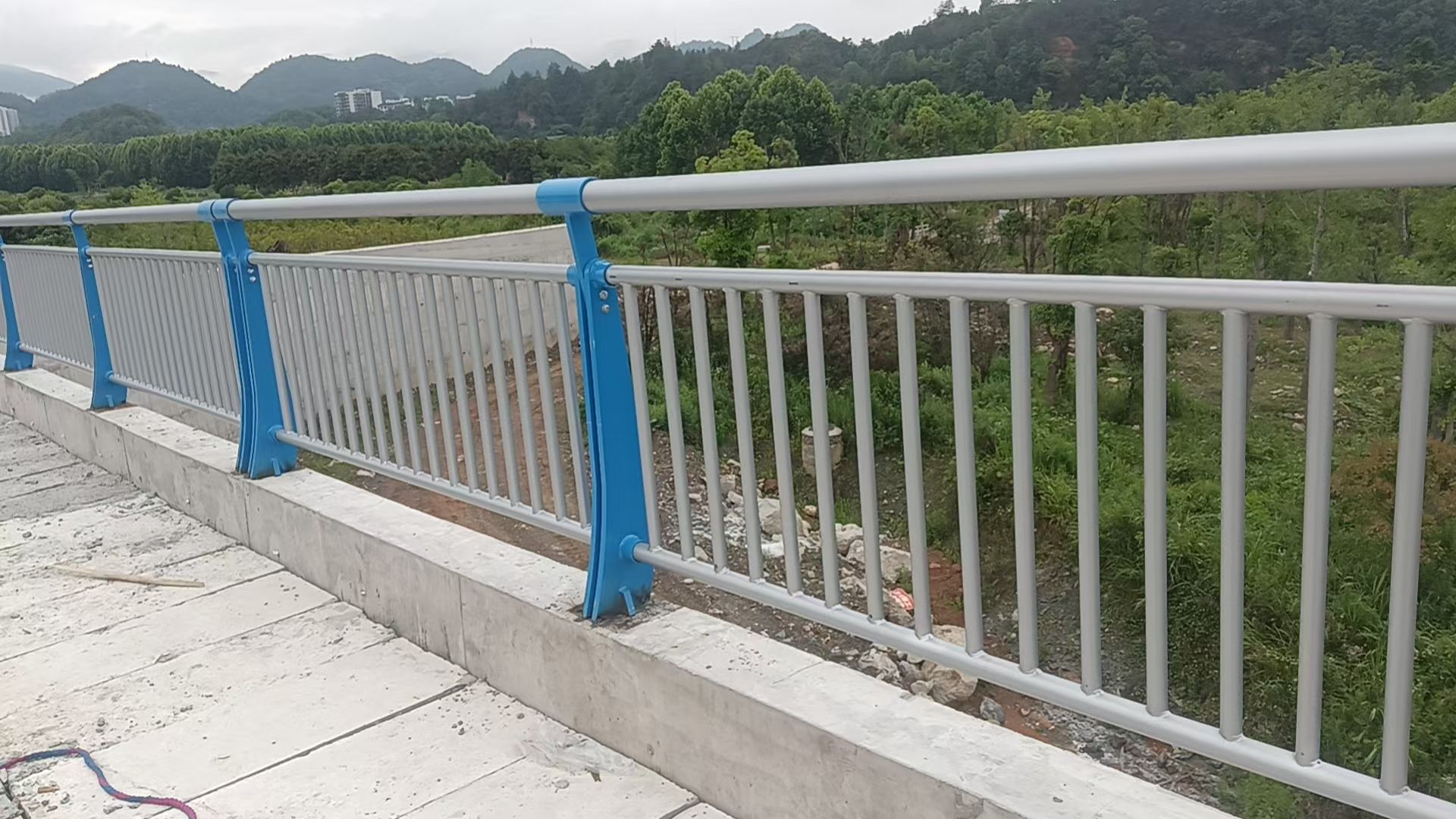 固原市不锈钢栏杆防撞护栏 - 厂家